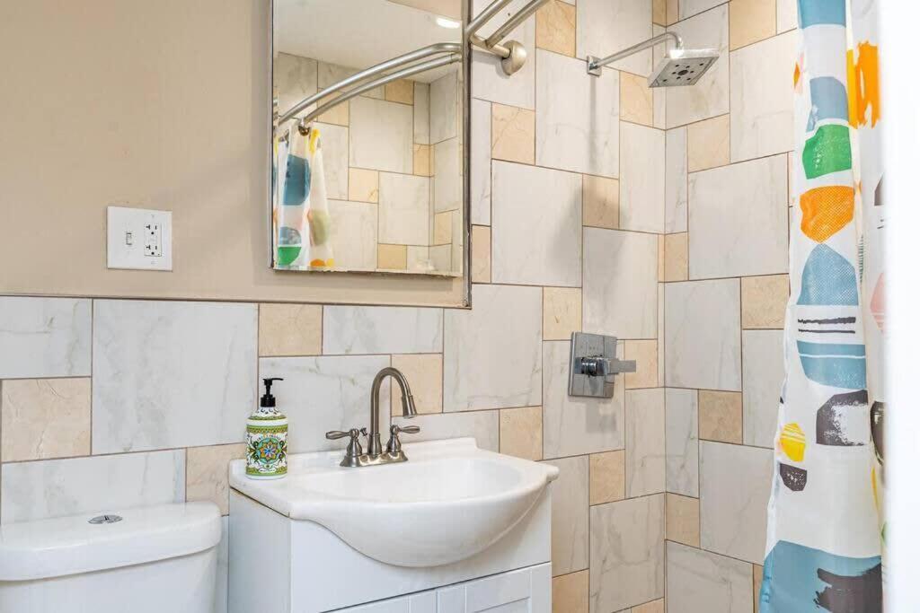 Downtown! 2bd View Onsite Parking King Lm809